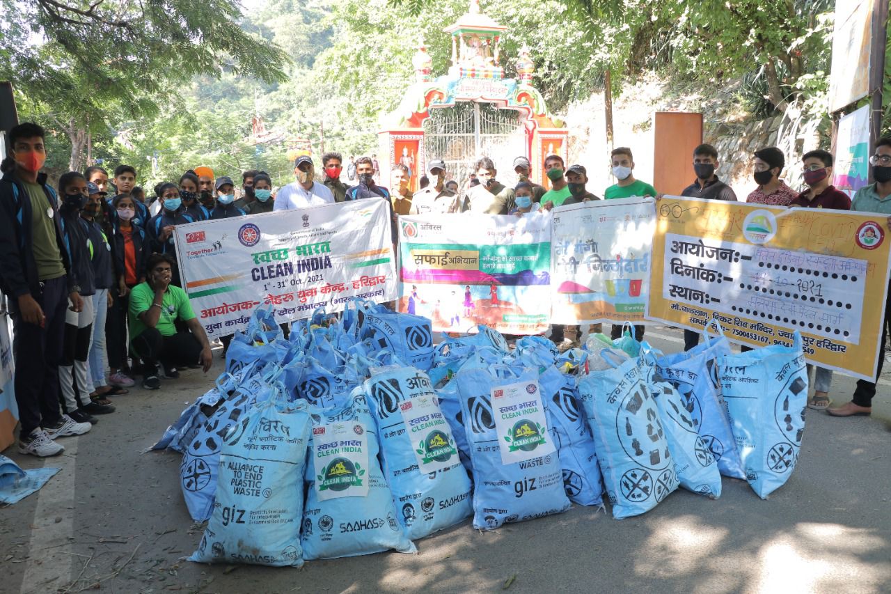 अविरल एवं नेहरू युवा केंद्र द्वारा मिलकर चलाया गया मनसा देवी पर सफाई अभियान