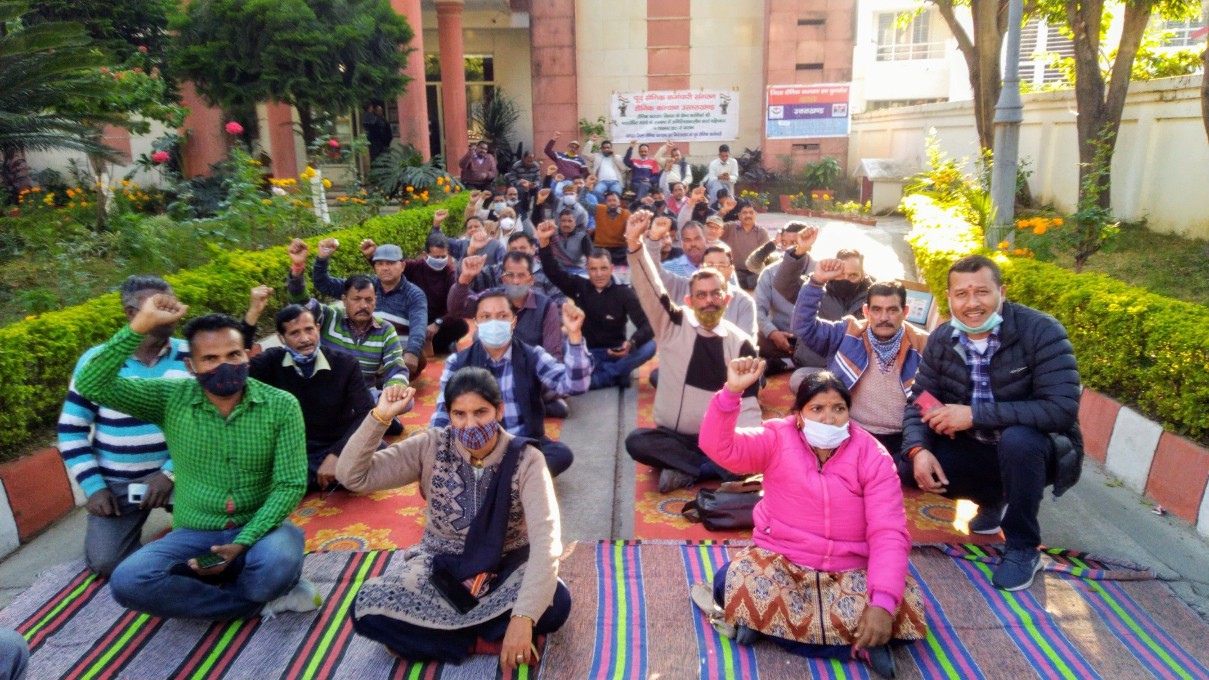 मांगों को लेकर देहरादून में पूर्व सैनिक हड़ताल पर, कैबिनेट मंत्री गणेश जोशी से बातचीत बेनतीजा