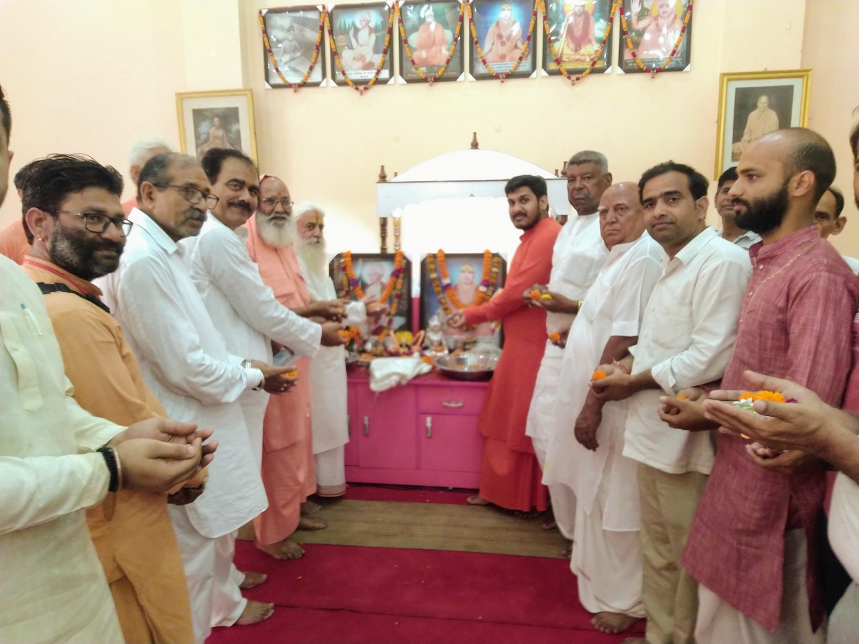 आनंद आश्रम में आयोजित हुआ श्रद्धांजलि समारोह