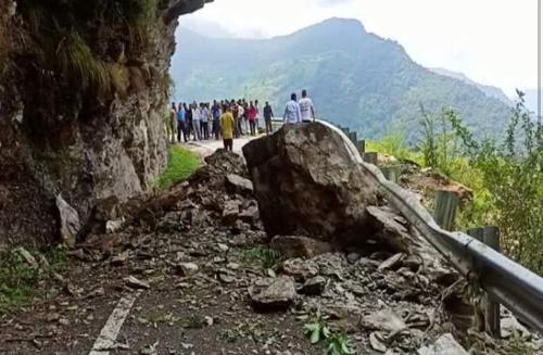 ब्रेकिंग : उत्तराखंड में पहाड़ से गिरा बोल्डर, महिला की दर्दनाक मौत