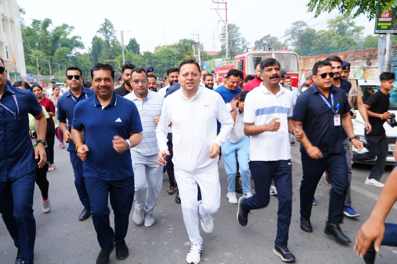 सीएम धामी ने पवेलियन ग्राउण्ड में आयोजित मैराथन में किया प्रतिभाग