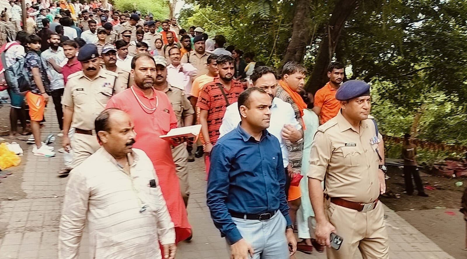 हादसे के बाद डीएम और एसएसपी ने मनसा देवी एवं चंडी देवी मंदिर का किया निरीक्षण, मंदिर परिसर एवं मार्ग से दुकानें हटाने के निर्देश