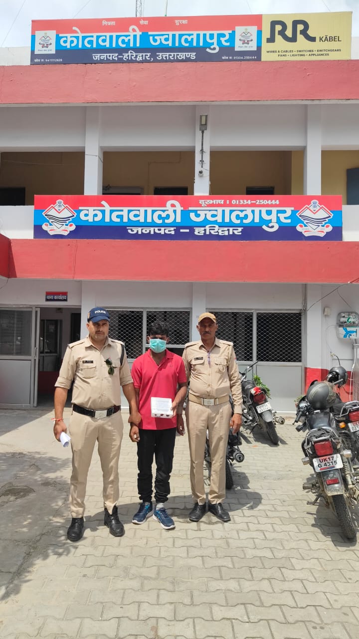 महिला से चैन स्नेचिगं की घटना को अंजाम देने वाला बदमाश गिरफ्तार, साथी की तलाश जारी