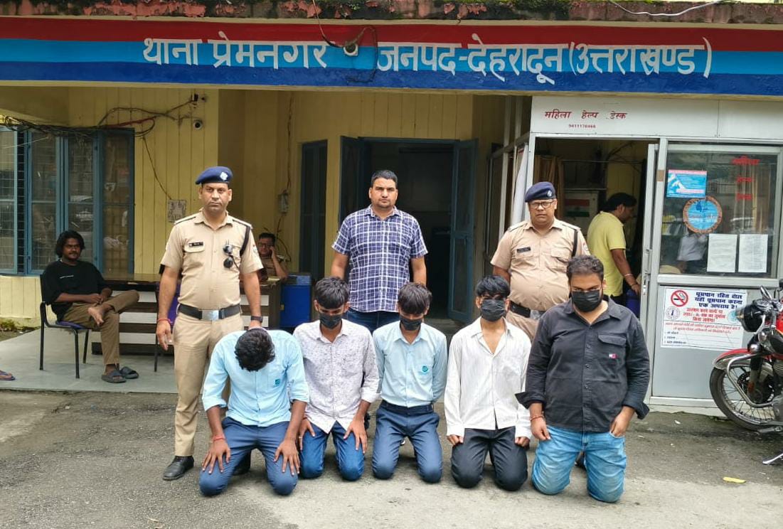 देहरादून में सड़क पर हुड़दंग करने वाले नामचीन यूनिवर्सिटी के पांच छात्र गिरफ्तार, यूनिवर्सिटी को भेजी गई रिपोर्ट