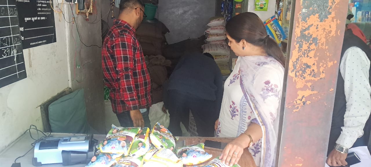 19 सरकारी राशन की दुकानों पर जिला प्रशासन की रेड, जांच के लिए भेजे हुए नमक के सैंपल