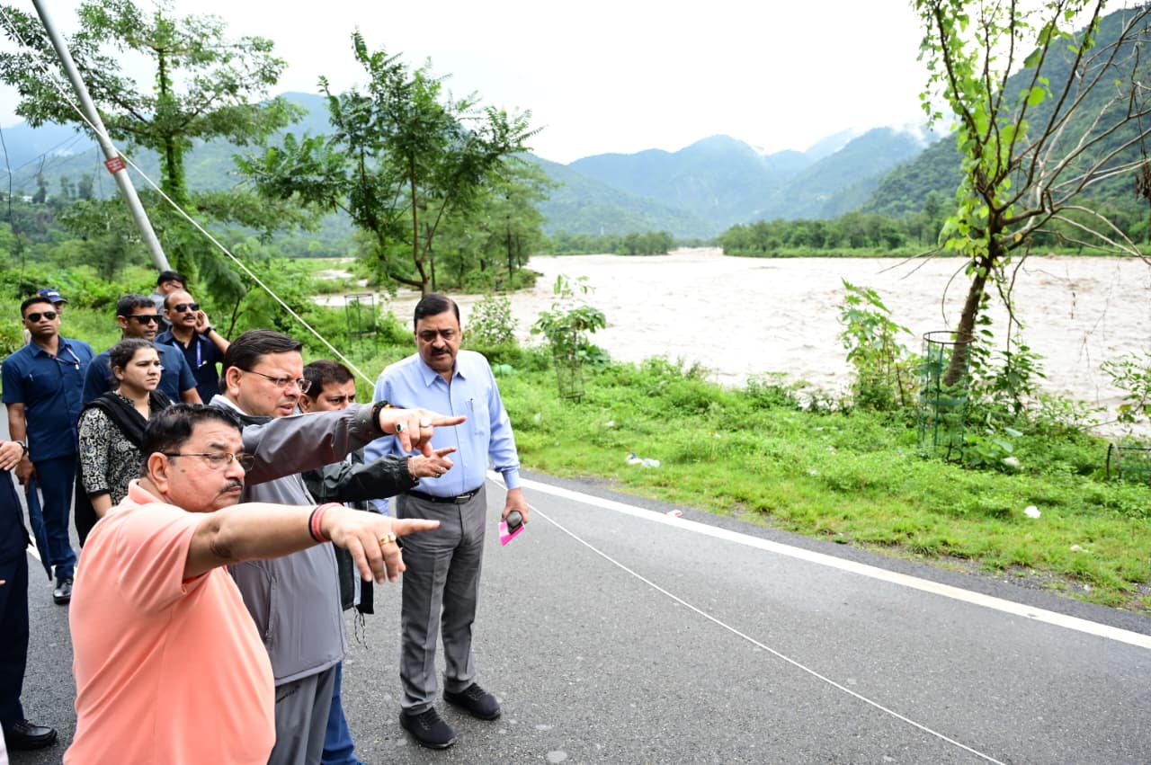 देहरादून में आपदा ग्रस्त क्षेत्रों का सीएम धामी ने किया तत्काल दौरा