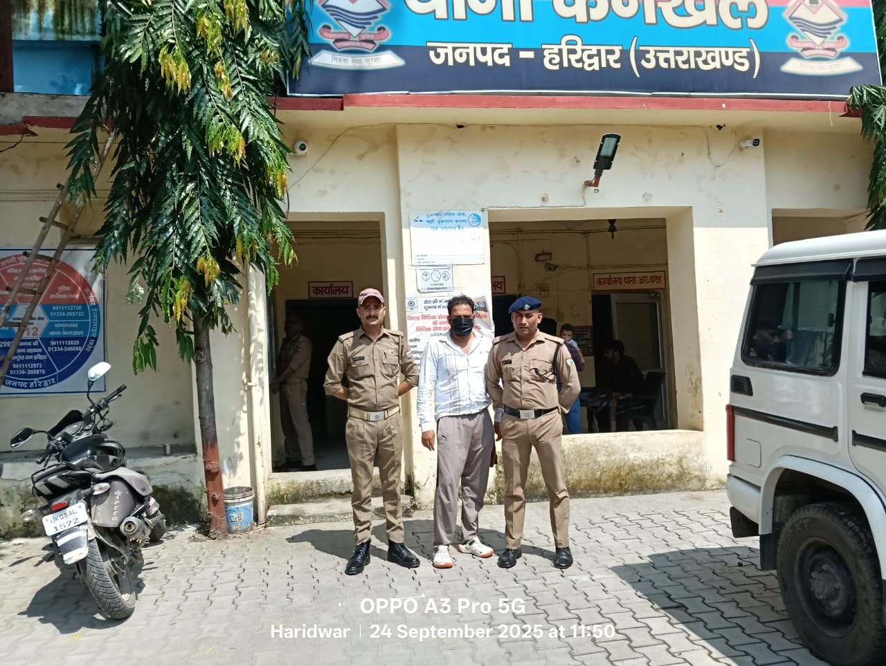 दोस्त ही निकला कार चोर, बारिश में रेनकोट पहन कर दिया घटना को अंजाम, पुलिस ने किया खुलासा