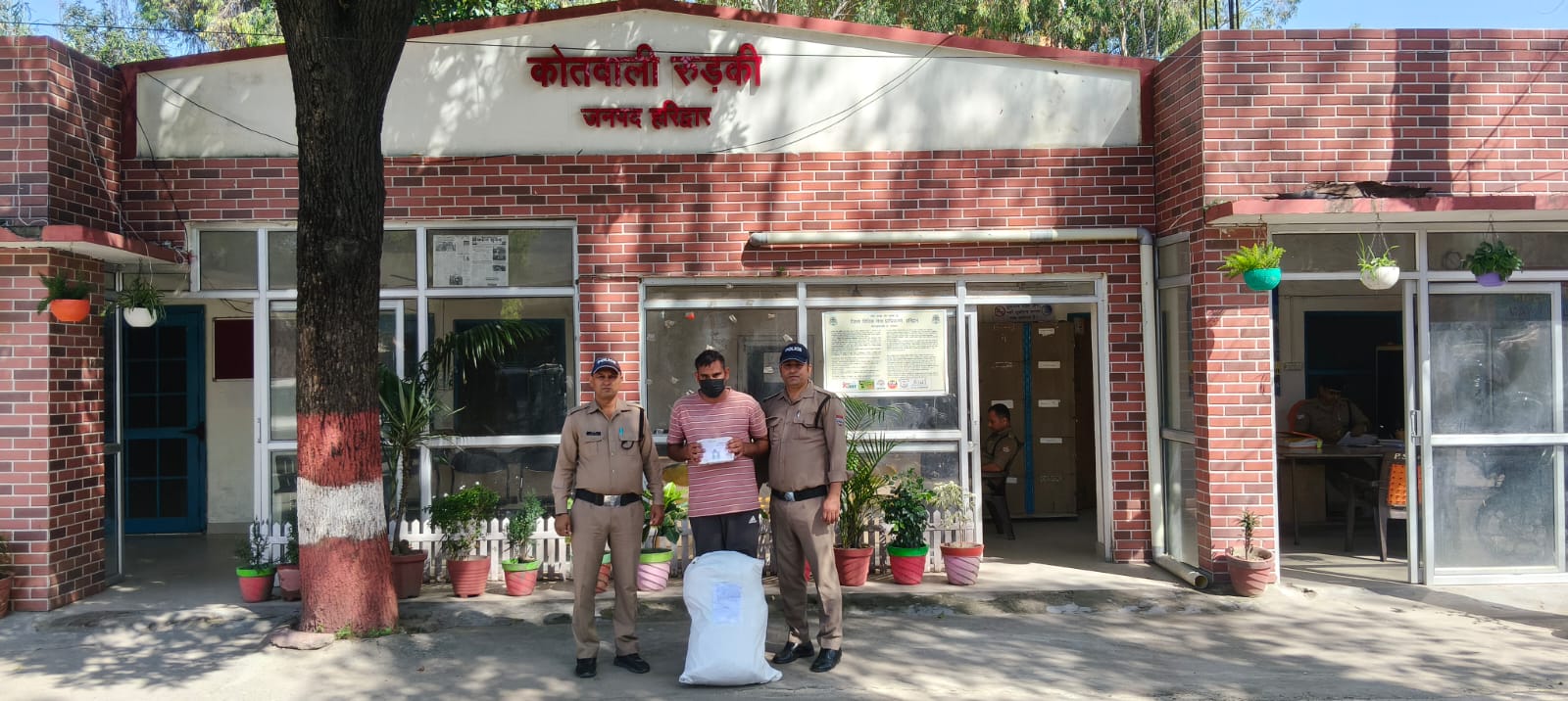 फर्जी आई कार्ड बनाकर आर्मी कैंट एरिया में घुसता था युवक, संयुक्त ऑपरेशन में फर्जी सैन्य कर्मी गिरफ्तार