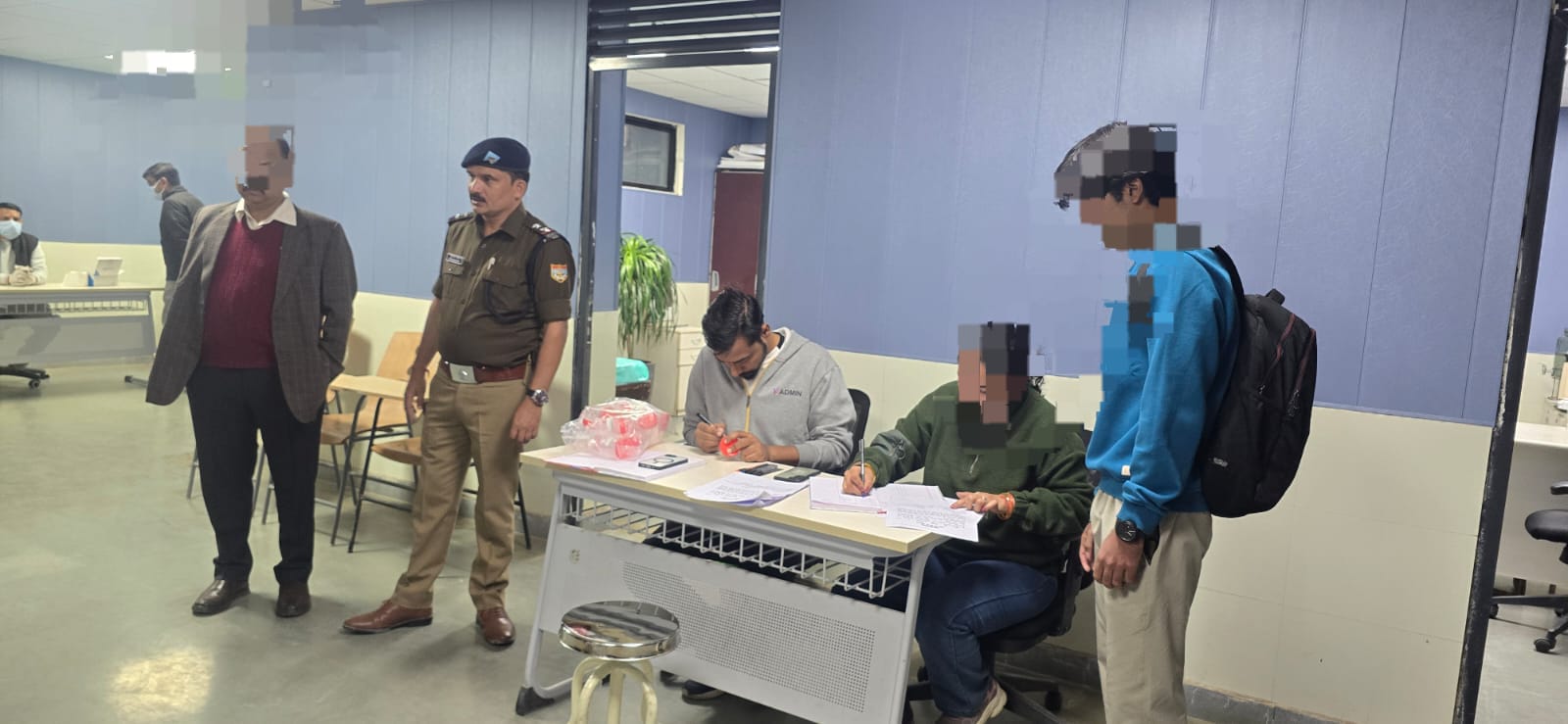 निजी शिक्षण संस्थान में बिना पूर्व सूचना के पहुची पुलिस-प्रशासन व डाक्टरों की सयुक्त टीम, ड्रग टेस्ट के लिए सैंपल