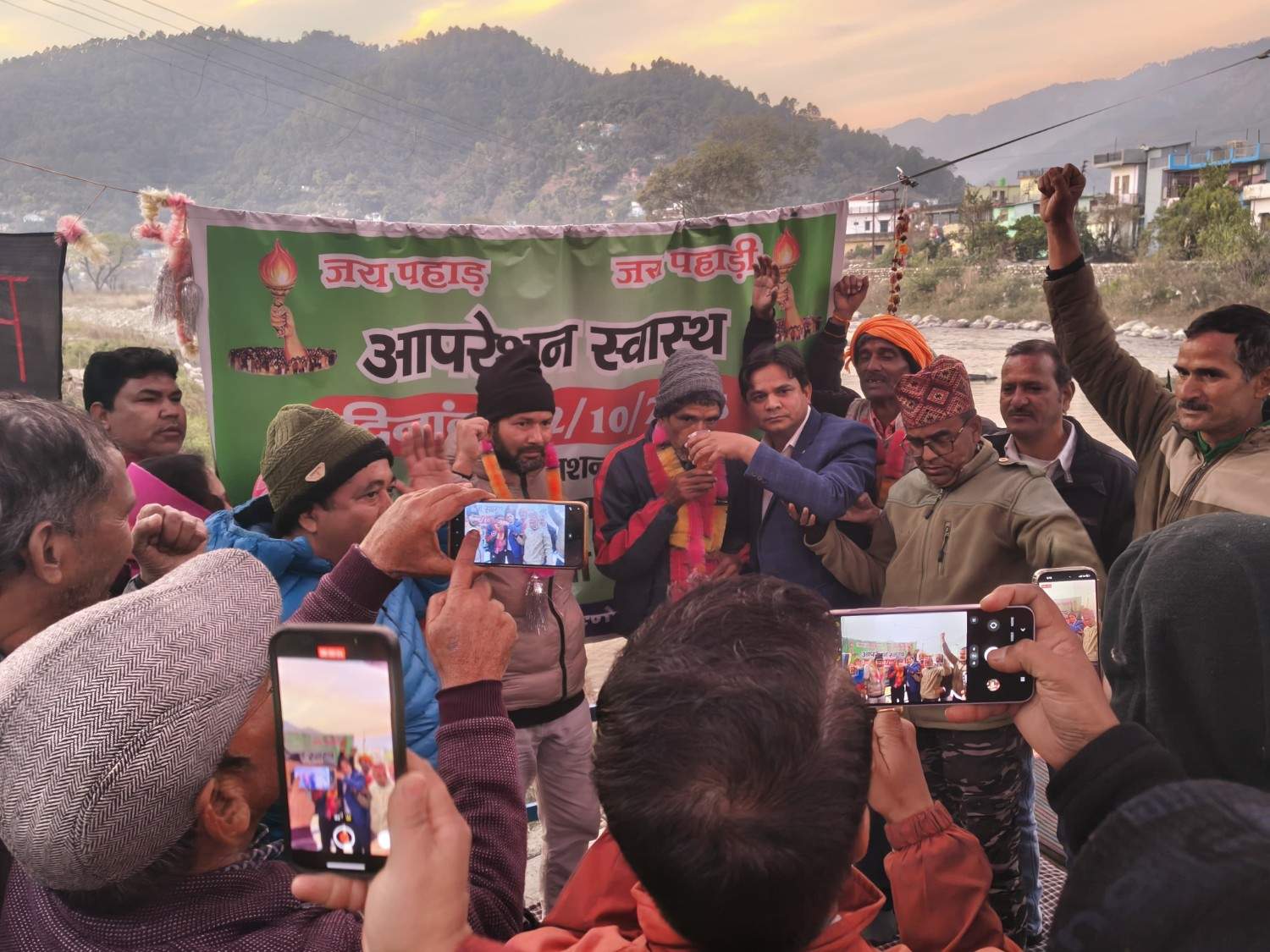 चौखुटिया में स्वास्थ्य सुविधाओं को लेकर चल रहा धरना सीएम धामी से वीडियो वार्ता के बाद स्थगित